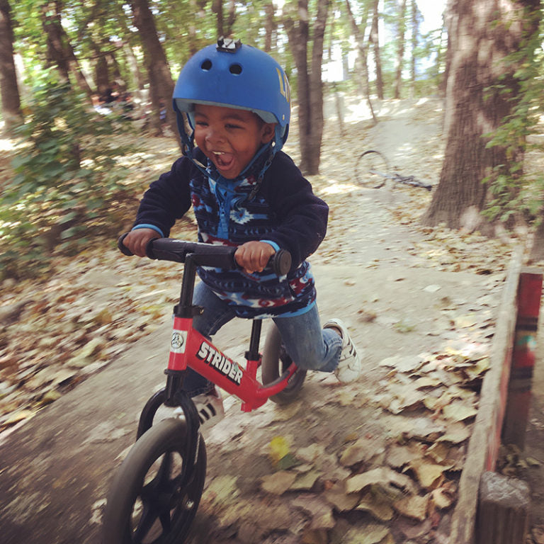 Enséñele a su hijo a andar en Strider!